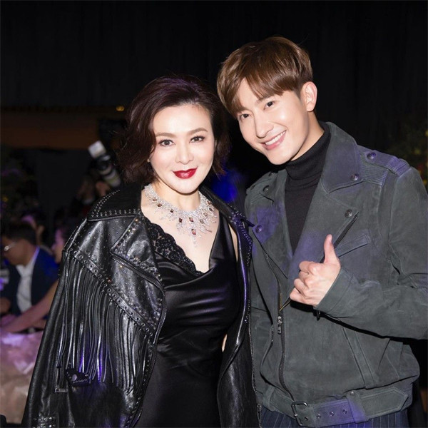 Quan Chi Lâm đang đi lại với "tiểu thịt tươi" Zhou Mi. Ảnh:News bo-chong-ty-phu-quan-chi-lam-cap-trai-tre-kem-2-con-giap