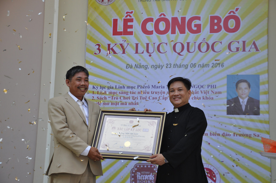 Cựu chiến binh Trần Văn Xuất (bên trái ảnh) xác lập kỷ lục quốc gia với “Mô hình cột chủ quyền biển đảo Trường Sa Đông bằng đá hoa cương lớn nhất trên đất liền”