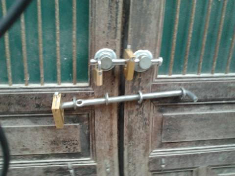 Nhiều khóa cho an toàn.