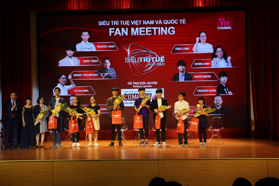 PGS.TS Hồ Thanh Phong-Hiệu trưởng của HIU (bìa trái) tặng quà cho các siêu trí tuệ tại buổi giao lưu