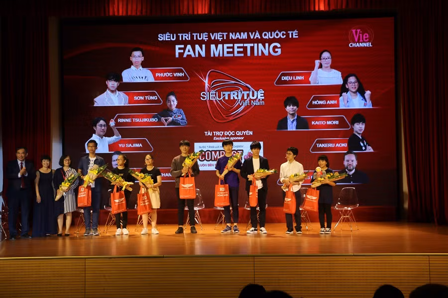 PGS.TS Hồ Thanh Phong-Hiệu trưởng của HIU (bìa trái) tặng quà cho các siêu trí tuệ tại buổi giao lưu