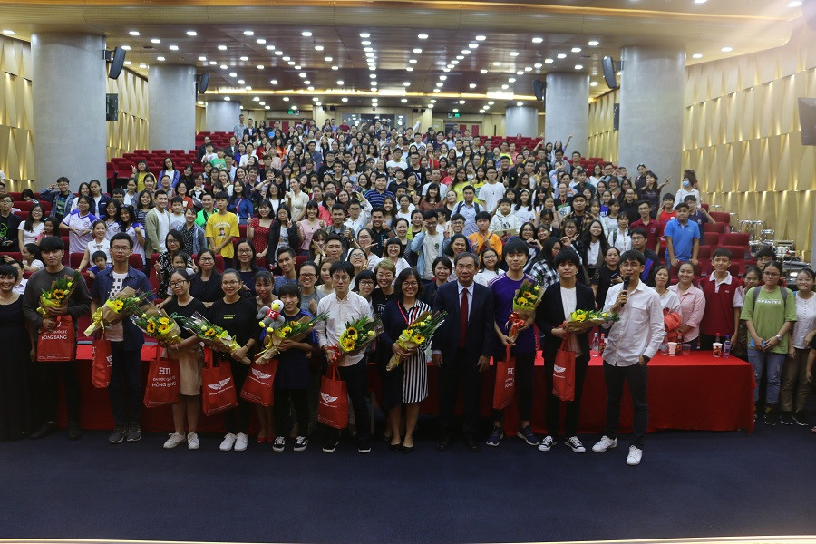 Các siêu trí tuệ Việt Nam và quốc tế chụp hình cùng với PGS.TS Hồ Thanh Phong- hiệu trưởng Trường ĐH Quốc tế Hồng Bàng