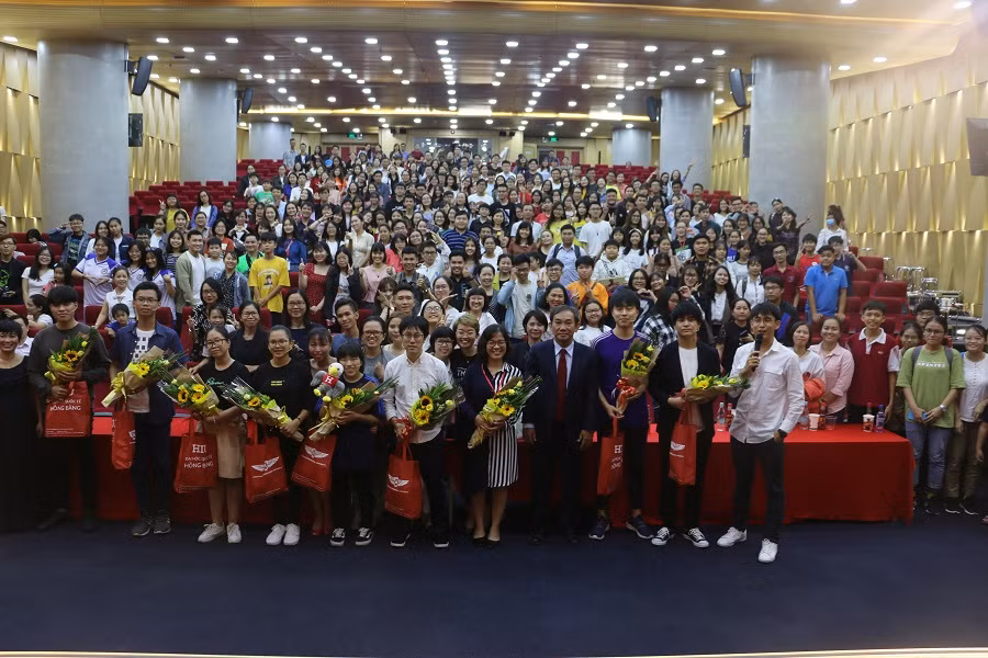 Các siêu trí tuệ Việt Nam và quốc tế chụp hình cùng với PGS.TS Hồ Thanh Phong- hiệu trưởng Trường ĐH Quốc tế Hồng Bàng