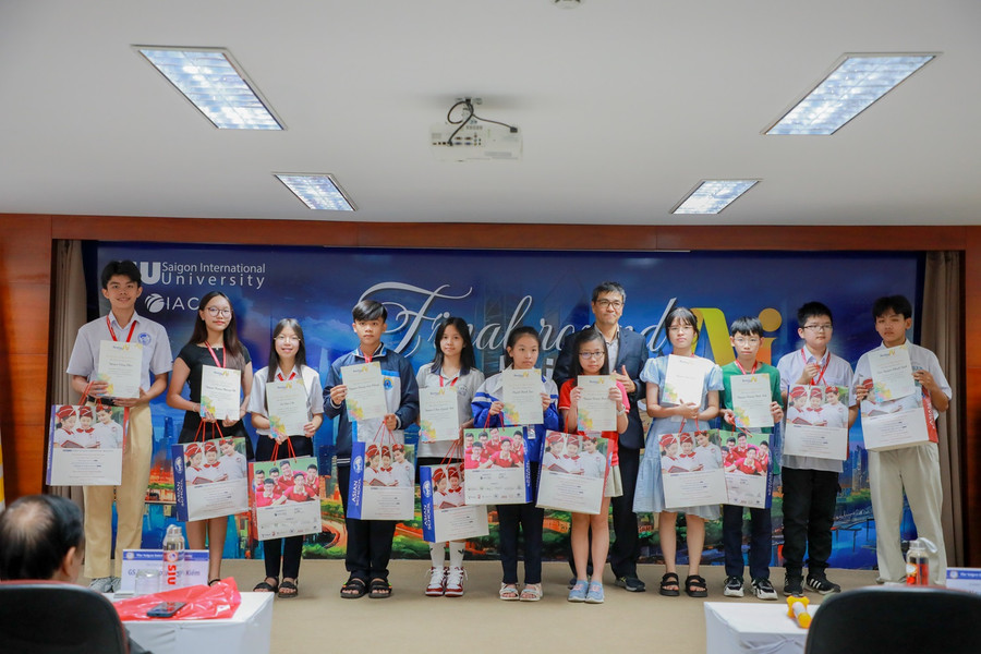 Trao thưởng và giấy chứng nhận cho các thí sinh đạt hạng mục khác. Trao thưởng và giấy chứng nhận cho các thí sinh đạt hạng mục khác.