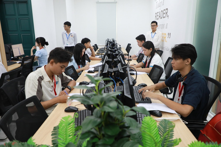 Các thí sinh làm bài thi tại vòng Chung kết Các thí sinh làm bài thi tại vòng Chung kết