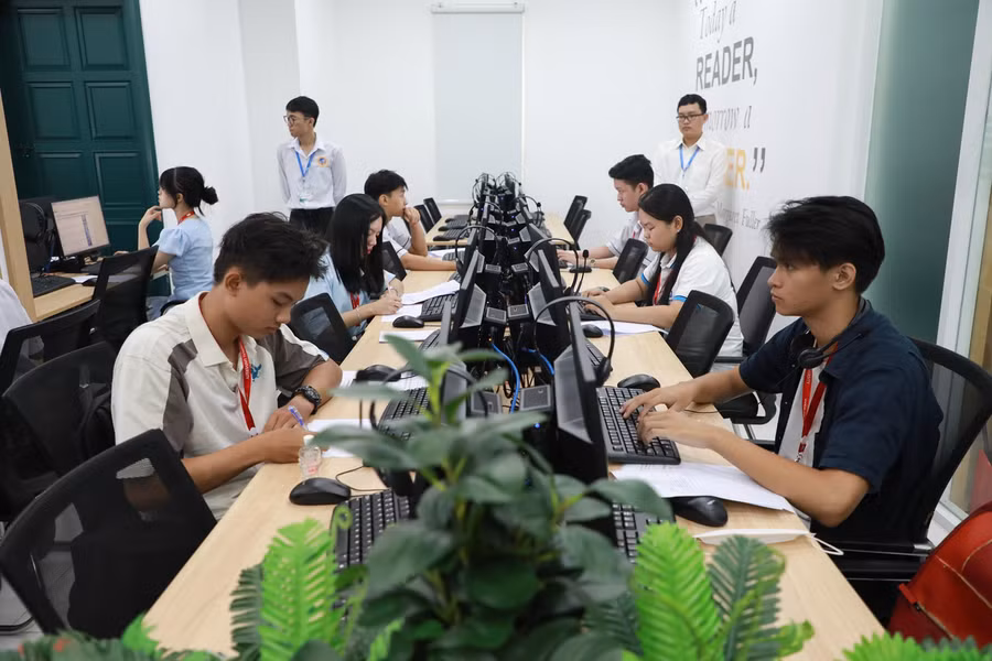 Các thí sinh làm bài thi tại vòng Chung kết