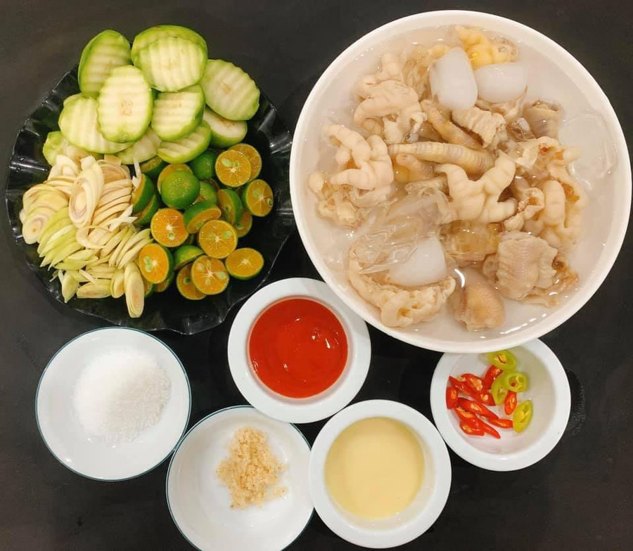 Vớt chân gà ra xả qua nước lạnh rồi thả vào tô nước đá cho chân giòn. Vớt chân gà ra xả qua nước lạnh rồi thả vào tô nước đá cho chân giòn.