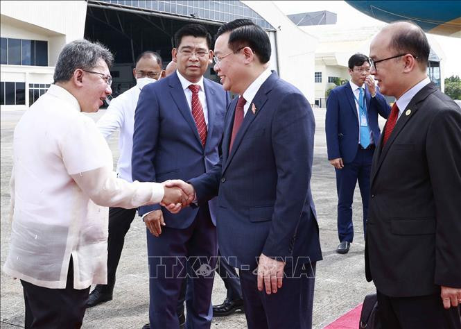 Lễ đón Chủ tịch Quốc hội Vương Đình Huệ tại sân bay quân sự Villamor, Thủ đô Manila. Ảnh: Doãn Tấn/TTXVN Lễ đón Chủ tịch Quốc hội Vương Đình Huệ tại sân bay quân sự Villamor, Thủ đô Manila. Ảnh: Doãn Tấn/TTXVN