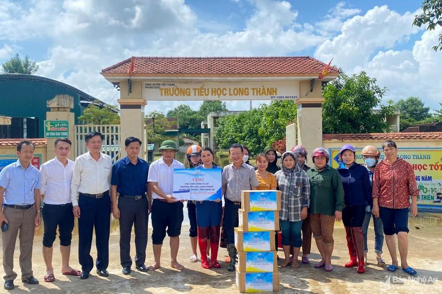 Công ty Cổ phần Đầu tư xuất bản - Thiết bị giáo dục Việt Nam trao quà hỗ trợ cho Trường Tiểu học Long Thành (huyện Yên Thành, tỉnh Nghệ An), đây là 1 trong 3 trường học bị ngập lụt sâu sau lũ.