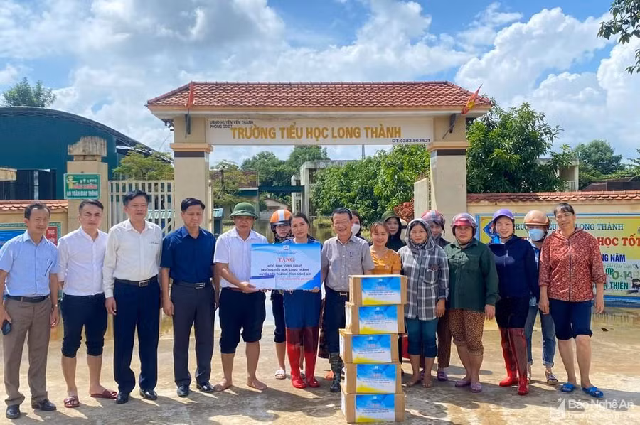 Công ty Cổ phần Đầu tư xuất bản - Thiết bị giáo dục Việt Nam trao quà hỗ trợ cho Trường Tiểu học Long Thành (huyện Yên Thành, tỉnh Nghệ An), đây là 1 trong 3 trường học bị ngập lụt sâu sau lũ.