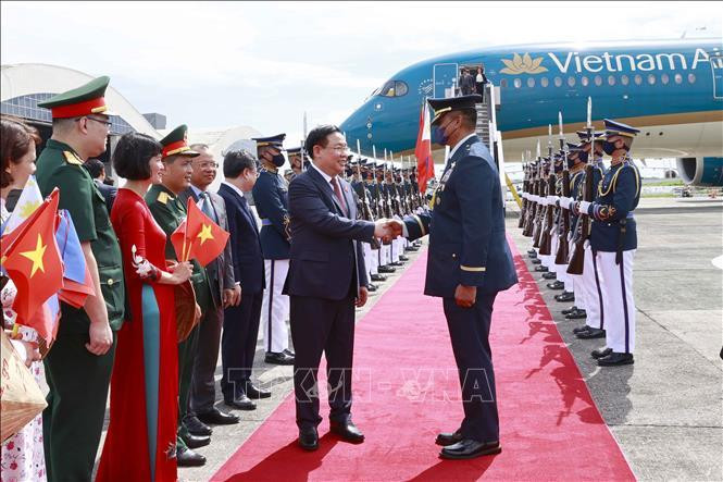 Lễ đón Chủ tịch Quốc hội Vương Đình Huệ tại sân bay quân sự Villamor, Thủ đô Manila. Ảnh: Doãn Tấn/TTXVN Lễ đón Chủ tịch Quốc hội Vương Đình Huệ tại sân bay quân sự Villamor, Thủ đô Manila. Ảnh: Doãn Tấn/TTXVN