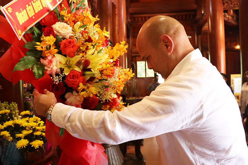 Ông Gerardo Hernandez Nordelo dâng hoa, dâng hương lên anh linh Chủ tịch Hồ Chí Minh. Ảnh: nghean.gov.vn Ông Gerardo Hernandez Nordelo dâng hoa, dâng hương lên anh linh Chủ tịch Hồ Chí Minh. Ảnh: nghean.gov.vn