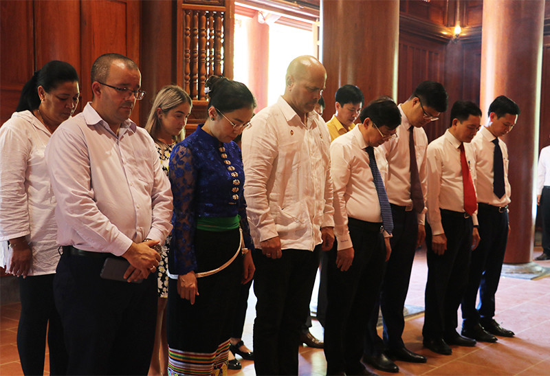Đoàn đại biểu cấp cao CDR Cu-ba thành kính tưởng niệm Chủ tịch Hồ Chí Minh. Ảnh: nghean.gov.vn. Đoàn đại biểu cấp cao CDR Cu-ba thành kính tưởng niệm Chủ tịch Hồ Chí Minh. Ảnh: nghean.gov.vn.