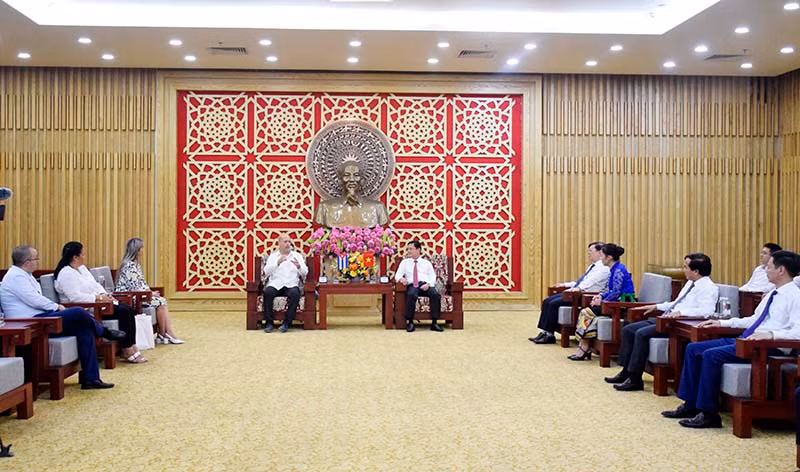 Bí thư Tỉnh ủy Nghệ An Thái Thanh Quý tiếp Chủ tịch CDR Cu-ba Gerardo Hernandez Nordelo. Ảnh: nghean.gov.vn.