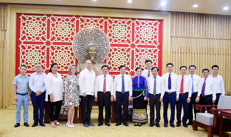 Lãnh đạo tỉnh chụp ảnh lưu niệm với các thành viên Đoàn đại biểu cấp cao CDR Cu-ba. Ảnh: nghean.gov.vn. Lãnh đạo tỉnh chụp ảnh lưu niệm với các thành viên Đoàn đại biểu cấp cao CDR Cu-ba. Ảnh: nghean.gov.vn.