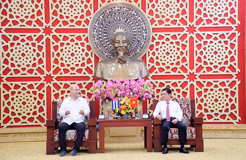 Chủ tịch CDR Cu-ba Gerardo Hernandez Nordelo cảm ơn sự đón tiếp nồng nhiệt của lãnh đạo tỉnh Nghệ An. Ảnh: nghean.gov.vn.