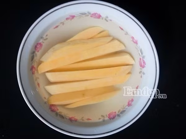 Lam khoai lang tam bot chien gion theo cach nay moi ngon