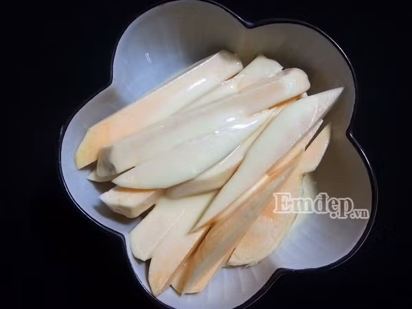 Lam khoai lang tam bot chien gion theo cach nay moi ngon