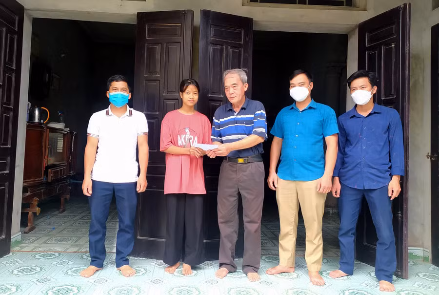 Thầy Ngô Mạnh Cường (thứ 3 từ phải sang) trong một lần tặng quà hỗ trợ học sinh có hoàn cảnh khó khăn vươn lên trong học tập. Ảnh: K.Nguyên.