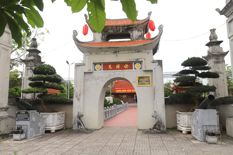 Tượng Hồ Xuân Hương tại khu lưu niệm ở xã Quỳnh Đôi.