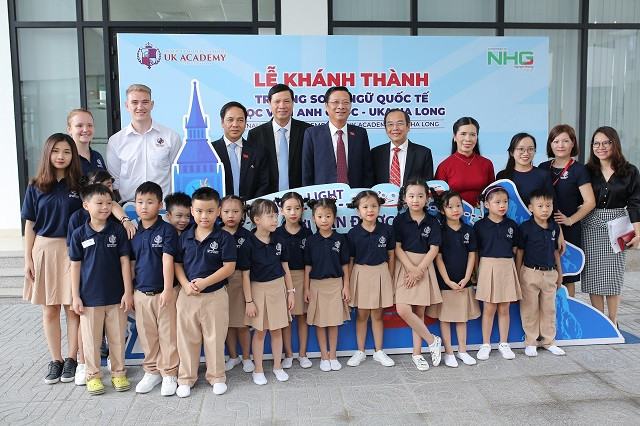 Lãnh đạo tỉnh Quảng Ninh chụp hình cùng học sinh.