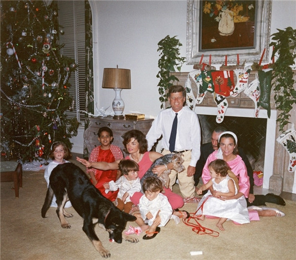Gia đình tổng thống Mỹ - John F. Kennedy quây quần bên nhau trong đêm giáng sinh năm 1962. (Ảnh: John F. Kennedy Library) Gia đình tổng thống Mỹ - John F. Kennedy quây quần bên nhau trong đêm giáng sinh năm 1962. (Ảnh: John F. Kennedy Library)