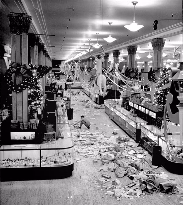 “Bãi chiến trường”&nbsp;sau khi khách hàng đổ xô mua sắm vào ngày cận kề Giáng sinh năm 1948. (Ảnh:&nbsp;Nina Leen) &nbsp;