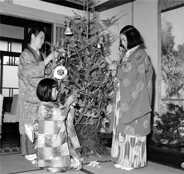 Không khí giáng sinh tại một gia đình ở thành phố Yokohama (Nhật Bản) vào những năm 1950. (Ảnh: Evans) Không khí giáng sinh tại một gia đình ở thành phố Yokohama (Nhật Bản) vào những năm 1950. (Ảnh: Evans)