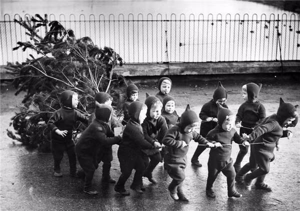 Những đứa trẻ tại một&nbsp;Trung tâm Bảo trợ Trẻ em mồ côi và vô gia cư tại London (Anh) đã cùng nhau biến mái nhà chung&nbsp;trở thành một nơi ấm áp và hạnh phúc nhất vào dịp giáng sinh&nbsp;năm 1938. (Ảnh:&nbsp;Gerry Cranham)