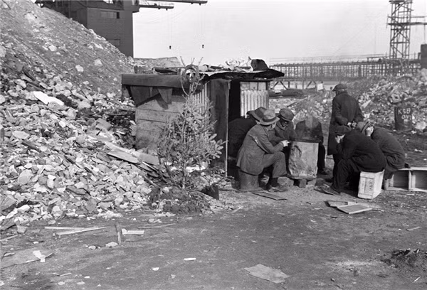 Giáng sinh nghèo nàn tại khu ổ chuột&nbsp;Hooverville (New York, Mỹ) vào thời kì suy thoái kinh tế. (Ảnh:&nbsp;Historical)
