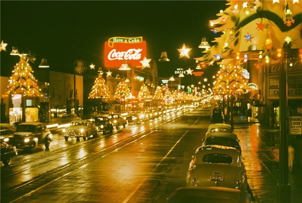 Không khí Giáng sinh rực rỡ đầy sắc màu tại đại lộ Hollywood (Mỹ) vào năm 1950. (Ảnh: Harvey Meston) Không khí Giáng sinh rực rỡ đầy sắc màu tại đại lộ Hollywood (Mỹ) vào năm 1950. (Ảnh: Harvey Meston)
