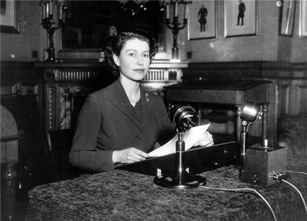 Nữ hoàng Elizabeth II gửi lời chúc Giáng sinh đầu tiên sau khi lên ngôi đến các nước thành viên của Khối Thịnh vượng chung Anh vào năm 1952. (Ảnh: Fox Photos) Nữ hoàng Elizabeth II gửi lời chúc Giáng sinh đầu tiên sau khi lên ngôi đến các nước thành viên của Khối Thịnh vượng chung Anh vào năm 1952. (Ảnh: Fox Photos)