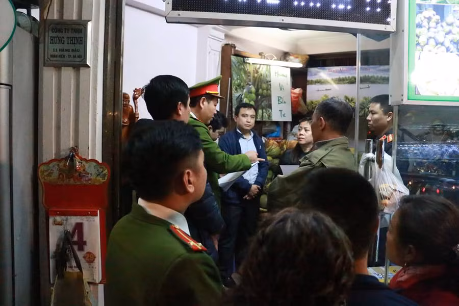 Công an đọc lệnh khám xét nhà Hưng "kính"