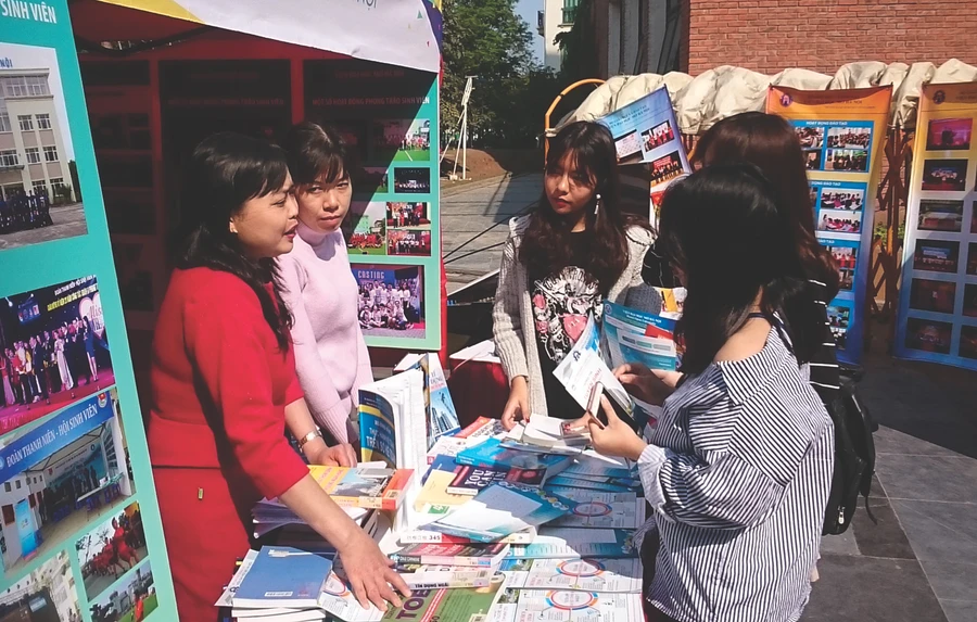 Tư vấn tuyển sinh vào các ngành đào tạo của Trường Đại học Mở Hà Nội