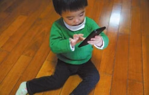 Thấy mắt con đỏ ngầu, mẹ đưa đi khám phát hiện đầy sỏi và chết lặng bởi nguyên nhân là do chiều con kiểu này - Ảnh 1.