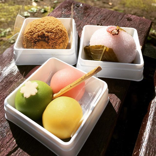Bánh mochi có nhiều hương vị khác nhau, nổi bật có mochi anh đào ăn kèm lá, mochi giọt nước... Bánh mochi có nhiều hương vị khác nhau, nổi bật có mochi anh đào ăn kèm lá, mochi giọt nước...