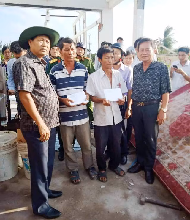  Lãnh đạo UBND tỉnh Bạc Liêu, Sở Lao động xuống hiện trường hỗ trợ người dân. (Ảnh: CTV) 