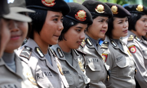 Điều kỳ lạ ở những vùng đất các cô gái vẫn bị khám trinh tiết ảnh 2 Các cô gái Indonesia muốn tham gia lực lượng quân đội hay cảnh sát phải trải qua màn kiểm tra trinh tiết. Ảnh: CNN.