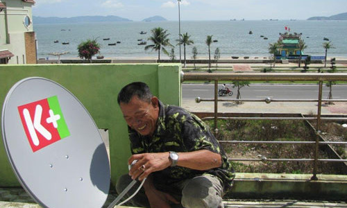 Khách hàng lắp đặt truyền hình K+.Ảnh: K+ Khách hàng lắp đặt truyền hình K+. Ảnh: K+