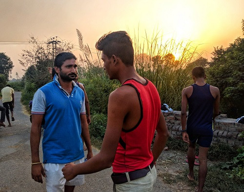 Sharma (trái) đã nung nấu ý định vào quân đội từ 15 tuổi. Sharma (trái) đã nung nấu ý định vào quân đội từ 15 tuổi. Ảnh: VICE