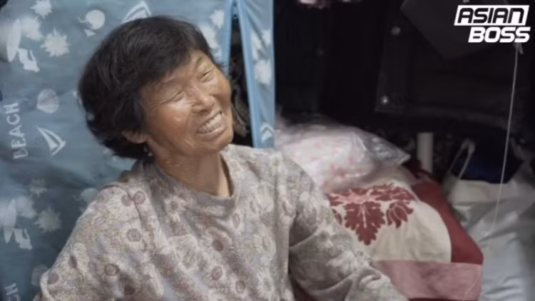 Dù cuộc sống khó khăn nhưng bà lão vẫn luôn mỉm cười. Ảnh: Asian Boss