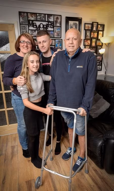 Paymer có thể đi lại và nhảy nhót sau 10 năm ngồi xe lăn. Ảnh: Gloucestershire Live.