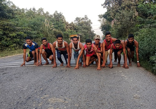 Những thanh niên Ấn Độ phải chạy bộ trên đường xe cộ qua lại thường xuyên. Những thanh niên Ấn Độ phải chạy bộ trên đường xe cộ qua lại thường xuyên.Ảnh: VICE