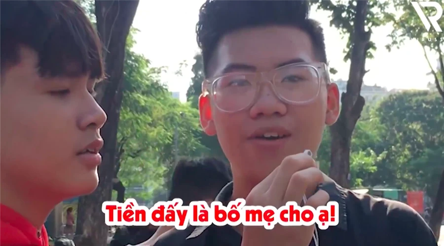 Choáng váng cách tiêu tiền của teen 2000: Nam sinh 15 tuổi tiết lộ "đốt" 2 triệu/ ngày mua giày, quần áo, uống trà sữa