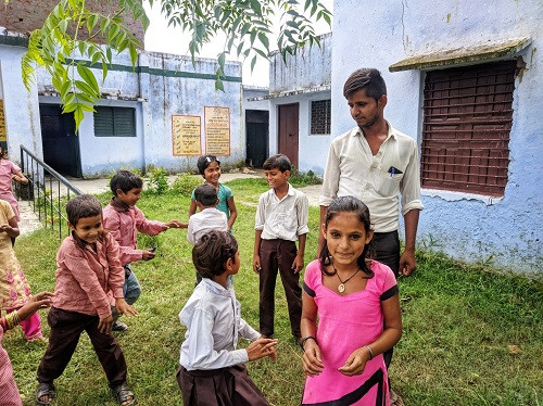 Là thầy giáo làng và nhân viên bán vé xe lửa, nhưng Singh vẫn muốn gia nhập quân đội. Dù có công việc ổn định, nhưng Singh vẫn muốn gia nhập quân đội. Ảnh: VICE