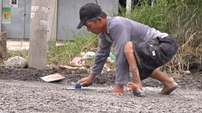 Người đàn ông tật nguyền làm chuyện “quái gở” được vinh danh - Ảnh 4.