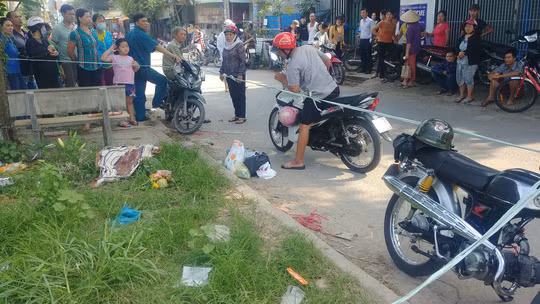 Thi thể bé sơ sinh bị nhét đầy giấy vào miệng được phát hiện ven đường - Ảnh 1.