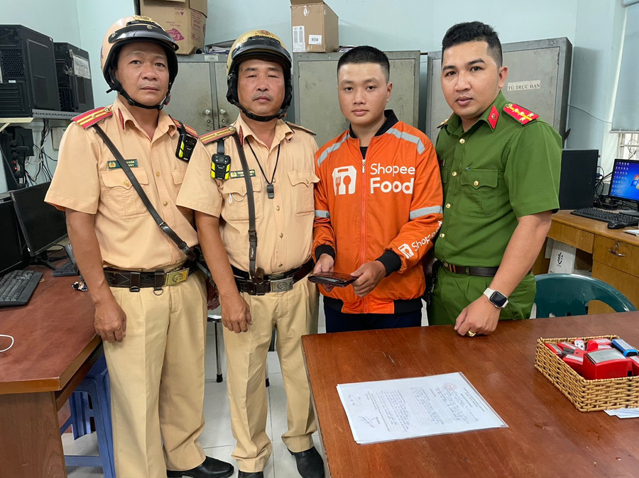 Đội CSGT Nam Sài Gòn trao trả ví lại cho nam sinh viên.