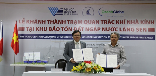 GS.TS Trần Linh Thước- Hiệu trưởng Trường ĐH Khoa học Tự nhiên TPHCM (trái) ký kết hợp tác với Sở KH&CN tỉnh Long An