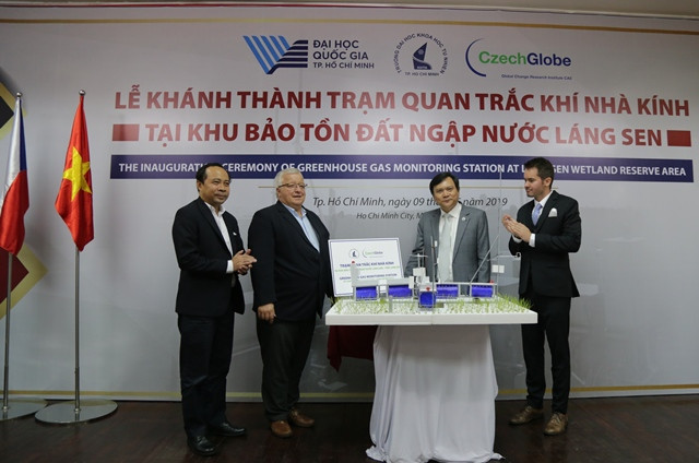 Các đại biểu là lãnh đạo ĐHQG TPHCM, ĐH Khoa học Tự nhiên cùng đại diện Viện nghiên cứu biến đổi toàn cầu -CzechGlobe trước mô hình thu nhỏ của Trạm quan trắc khí nhà kính